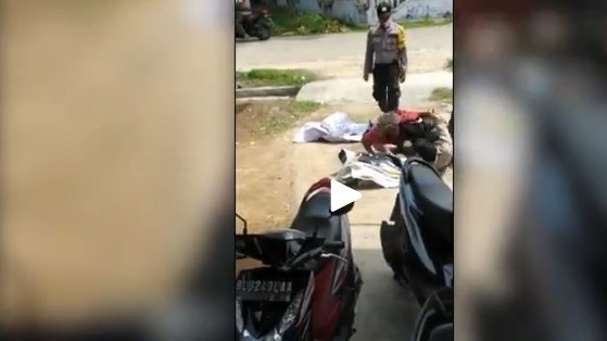 Screenshot video polisi aniaya warga/ IST