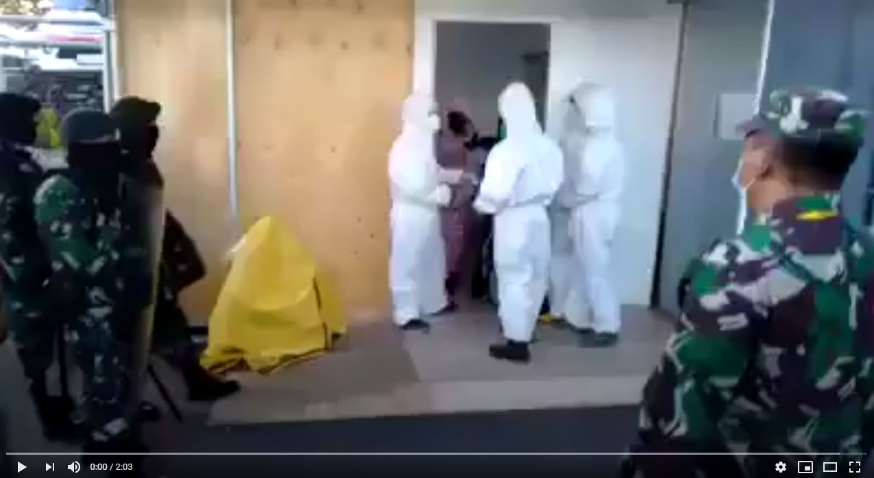 Tangkapan Layar Youtube/Viral Video Seorang Wanita Hamil Diseret Petugas dengan APD Lengkap