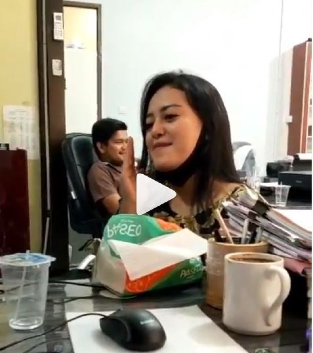 Diana Ela Sari saat bernyanyi di kantor polisi/ IG @dianaelasari