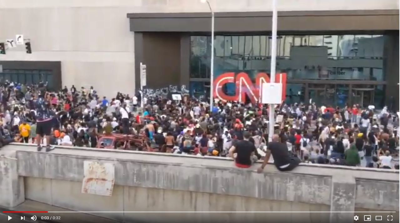 tangkapan layar youtube/ Kematian George Floyd, Demonstran Lakukan Aksi Vandalisme di Kantor CNN