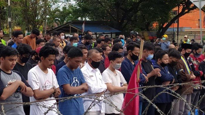 Pimpinan dewan saat salat bersama massa aksi demo Omnibus Law