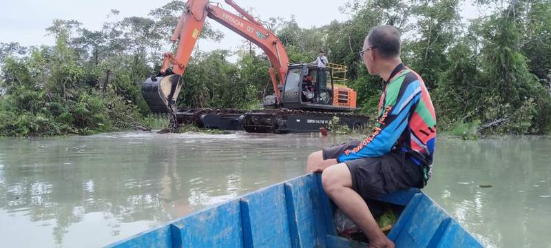 Wakil Ketua DPRD Kaltim, Muhammad Samsun saat gunakan perahu pantau proses pengerukan sungai/ IST