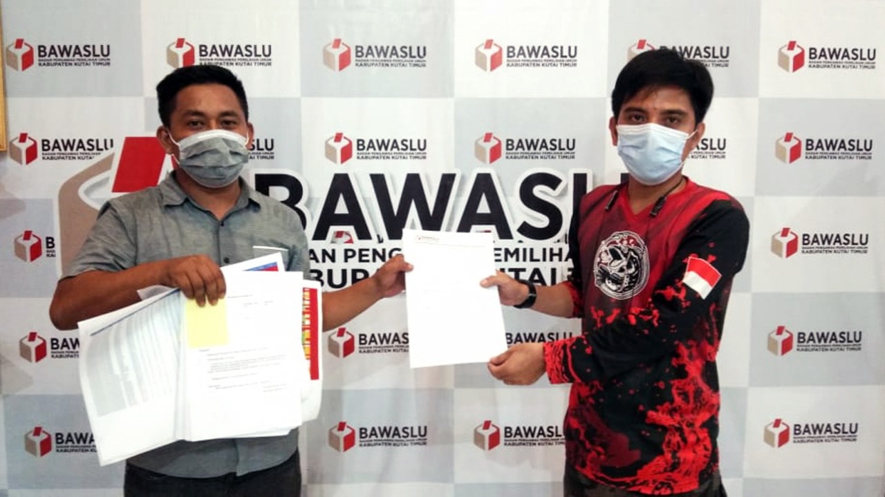 Kepala BSPN Daerah Kaltim, Habibie (kiri) saat menyerahkan bukti adanya dugaan indikasi kecurangan ke Bawaslu Kutai Timur/ IST