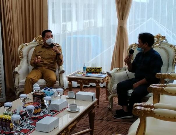 Wali Kota Samarinda, Andi Harun saat mengisi acara talk show radio, Selasa (9/3/2021)