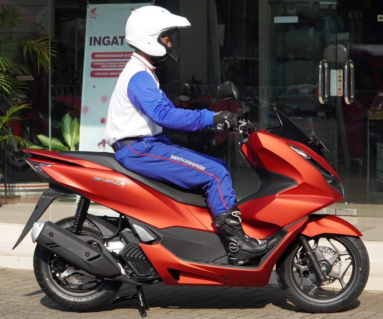 Pengendara mengendarai Honda PCX/ IST