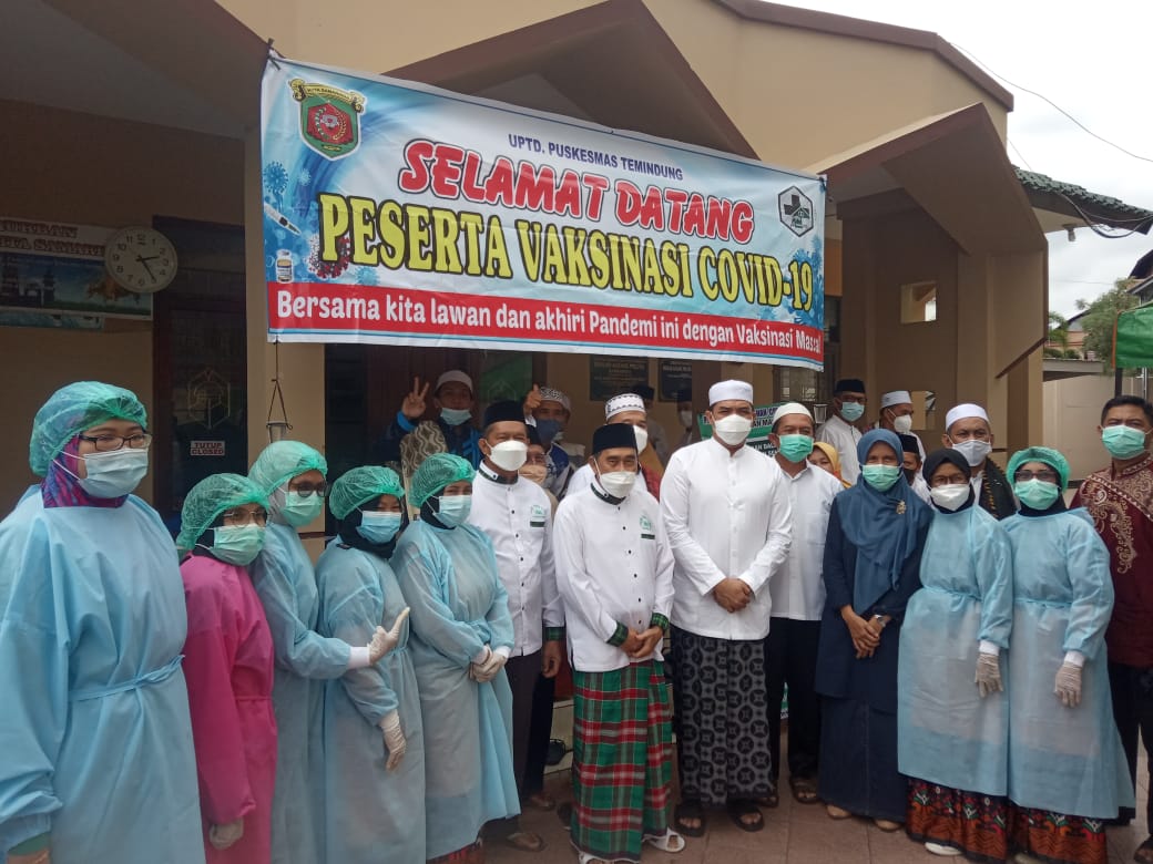 Andi Harun Wali Kota Samarinda saat foto bersama pengurus Masjid Agung Pelita usai peresmian, Jumat (2/4/2021)