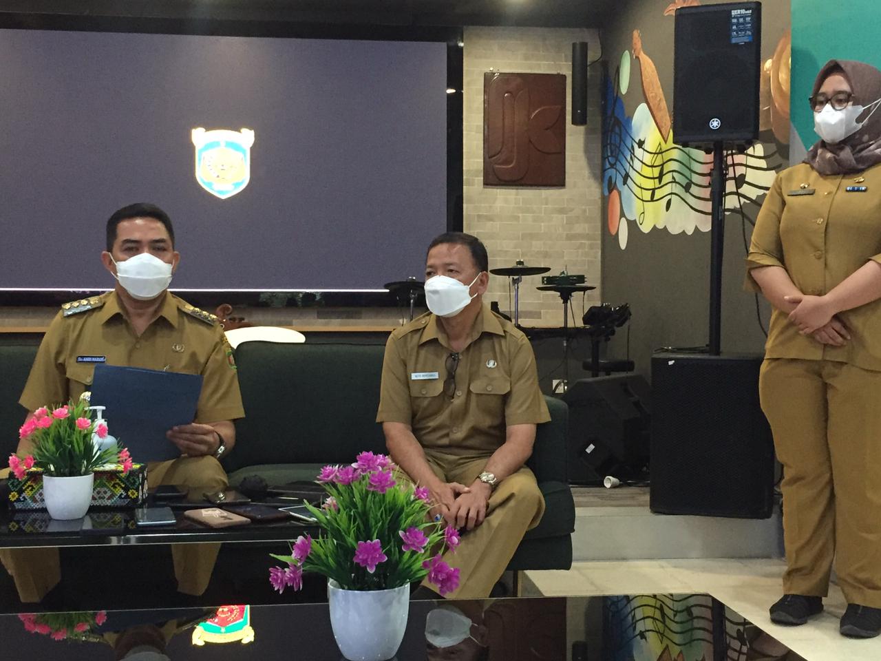 Wali Kota Samarinda Andi Harun didampingi Kepala PUPR Samarinda Hero Mardanus dan Kabag Humas Pemkot Samarinda Idfi di lobi anjungan Balaikota, Selasa (11/5/2021).