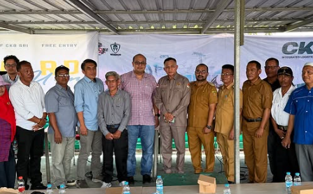 Foto bersama usai mediasi antara warga Kelurahan Harapan Baru dengan pihak PT Tiara Marga Trakindo yang turut dihadiri anggota Komisi II DPRD Samarinda Joha Fajal/ist